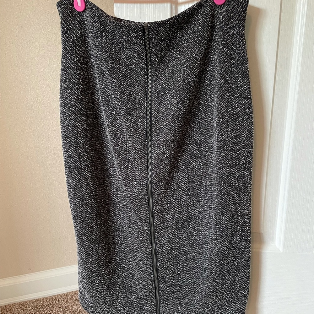 Tweet below knee pencil skirt